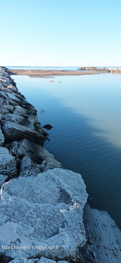 Montalto di Castro - Foce del fiume Fiora ostruita da sedimenti sabbiosi, alghe e tronchi