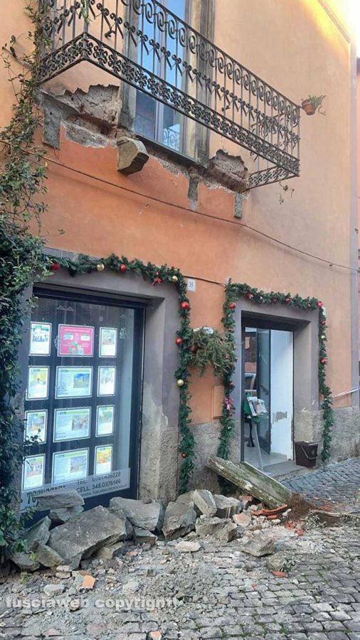 Tuscania - I danni provocati dal passaggio del camion