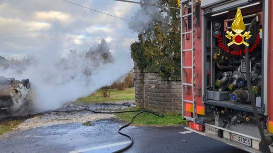 Soriano nel Cimino - Auto cappotta e prende fuoco - L'intervento dei pompieri