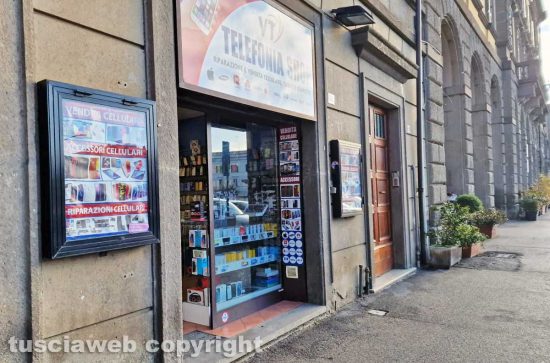 Viterbo - Furto con scasso al negozio "Telefonia shop"