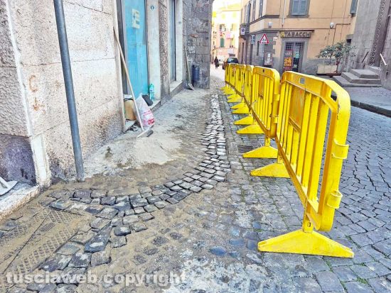 Viterbo - Centro storico, tornano i sampietrini