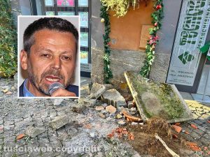 Tuscania - I danni provocati dal passaggio del camion - Nel riquadro: Fabio Bartolacci