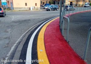 Viterbo - La pista ciclabile al Carmine sul marciapiede