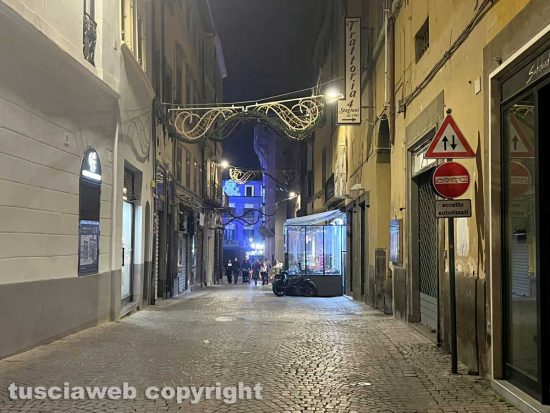 Viterbo - Luminarie spente a Santo Stefano in via Roma