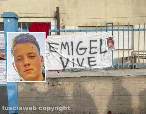 Viterbo - Lo striscione per ricordare Aliu Emigel fuori l’istituto Orioli - Nel riquadro Aliu Emigel