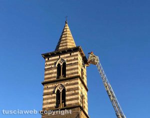 Viterbo - Intervento dei vigili del fuoco al campanile della chiesa degli Almadiani