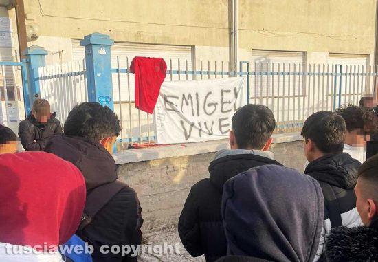 Viterbo - Lo striscione per ricordare Aliu Emigel fuori l’istituto Orioli