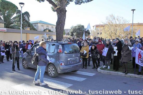 Tarquinia - Una catena umana di oltre trecento cittadini per salvare l'ospedale