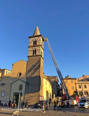 Viterbo - Intervento dei vigili del fuoco al campanile della chiesa degli Almadiani