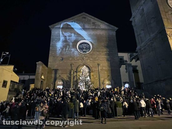 Viterbo - L'albero di Natale di fronte alla basilica della Quercia