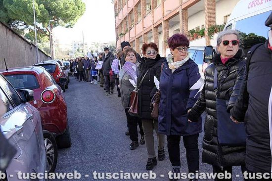 Tarquinia - Una catena umana di oltre trecento cittadini per salvare l'ospedale