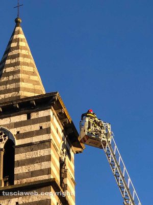 Viterbo - Intervento dei vigili del fuoco al campanile della chiesa degli Almadiani