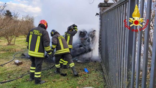 Soriano nel Cimino - Auto cappotta e prende fuoco - L'intervento dei pompieri