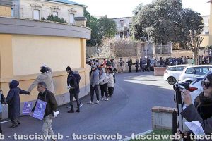 Tarquinia - Una catena umana di oltre trecento cittadini per salvare l'ospedale