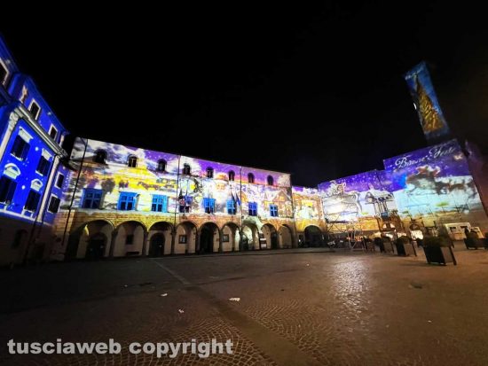 Viterbo - Il Natale illumina i palazzi di piazza del comune