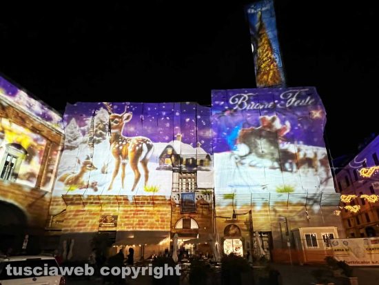 Viterbo - Il Natale illumina i palazzi di piazza del comune