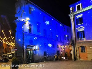 Viterbo - Il Natale illumina i palazzi di piazza del comune