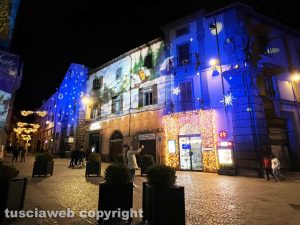 Viterbo - Il Natale illumina i palazzi di piazza del comune