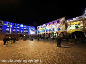 Viterbo - Il Natale illumina i palazzi di piazza del comune