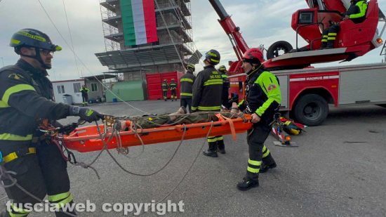 Viterbo - La dimostrazione dei vigili del fuoco per Santa Barbara