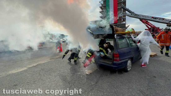 Viterbo - La dimostrazione dei vigili del fuoco per Santa Barbara