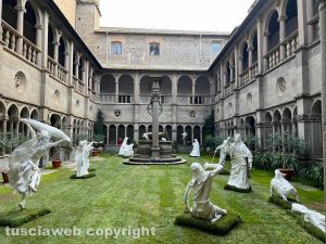 I presepi nel chiostro della basilica della Quercia