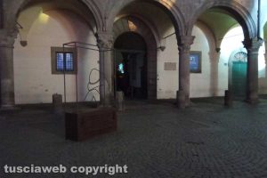 Viterbo - Piazza del Comune al buio