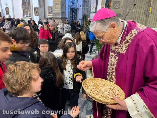 Viterbo - La messa prenatalizia alla basilica della Quercia - Il vescovo benedice i bambinelli