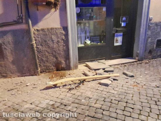 Tuscania - I danni provocati dal passaggio del camion