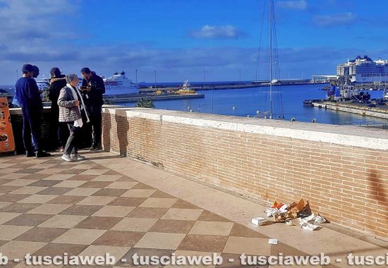 Civitavecchia - Rifiuti abbandonati in strada