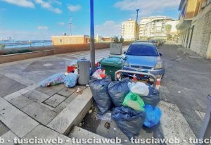 Civitavecchia - Rifiuti abbandonati in strada