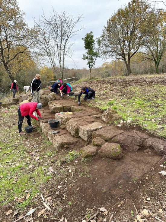 Calcata - Gli studenti a lavoro sulle mura di contenimento del margine meridionale del pianoro di Pizzo Piede