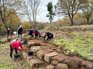 Calcata - Gli studenti a lavoro sulle mura di contenimento del margine meridionale del pianoro di Pizzo Piede