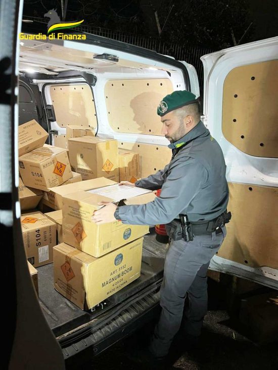 Roma - Sequestrati 6 tonnellate di fuochi di artificio nel quartiere Prenestino