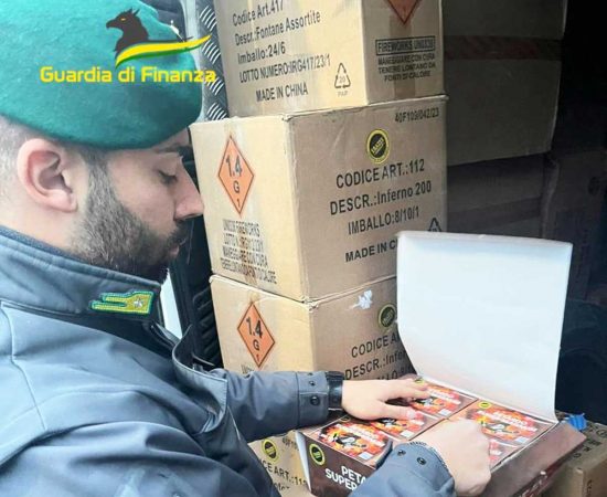Roma - Sequestrati 6 tonnellate di fuochi di artificio nel quartiere Prenestino 