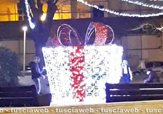 Civitavecchia - I baby vandali a piazza Calamatta