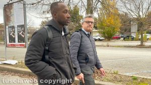 Rudy Guede con l'avvocato Carlo Mezzetti al tribunale di Viterbo