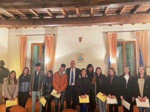 San Lorenzo Nuovo - Esami di terza media e di maturità, consegnate le borse di studio agli studenti meritevoli