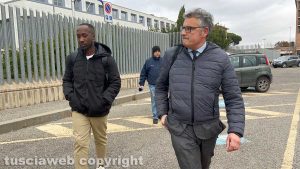 Rudy Guede con l'avvocato Carlo Mezzetti al tribunale di Viterbo