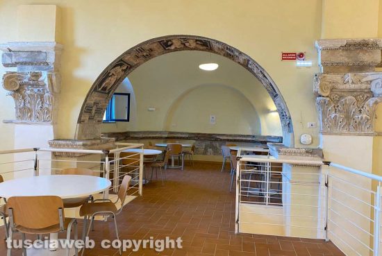 Sala di lettura della biblioteca universitaria a Santa Maria in Gradi, Università degli studi della Tuscia