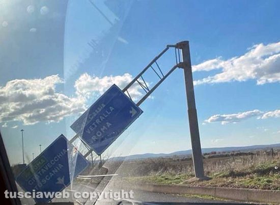 Viterbo - Crolla un cartellone sulla superstrada all’altezza dell’uscita per Vetralla