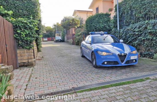 Viterbo - La polizia in via Zampi