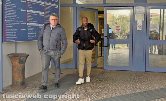 Rudy Guede con l'avvocato Carlo Mezzetti al tribunale di Viterbo