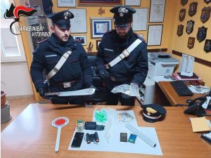 Canino - Carabinieri - La droga, il machete e il materiale sequestrati