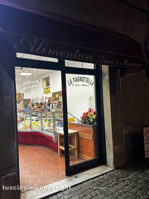 Viterbo - Riaperto lo storico alimentari La Pagnottella 