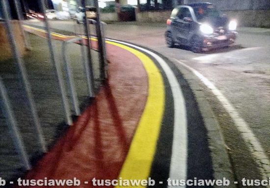 Viterbo - La pista ciclabile più bizzarra del mondo con "curve" a 90 gradi - Come sparisce un marciapiede