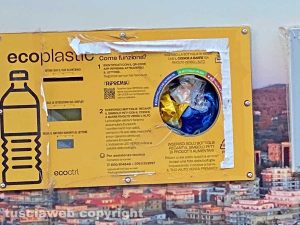 Cassonetto conferimento ecoplastic in via Genova