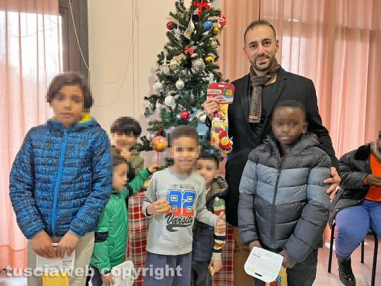 Viterbo - Prefettura - La consegna dei doni ai bambini dei centri di accoglienza