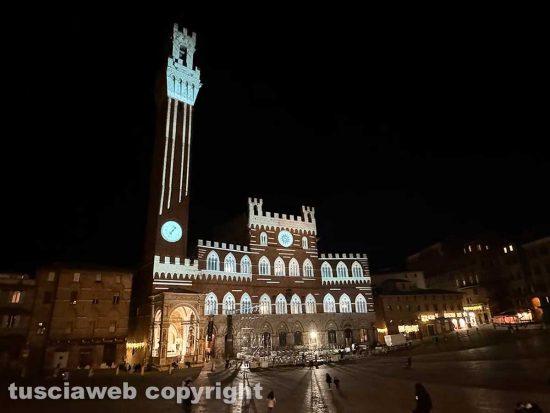 Siena - La torre del Mangia illuminato per le feste natalizie