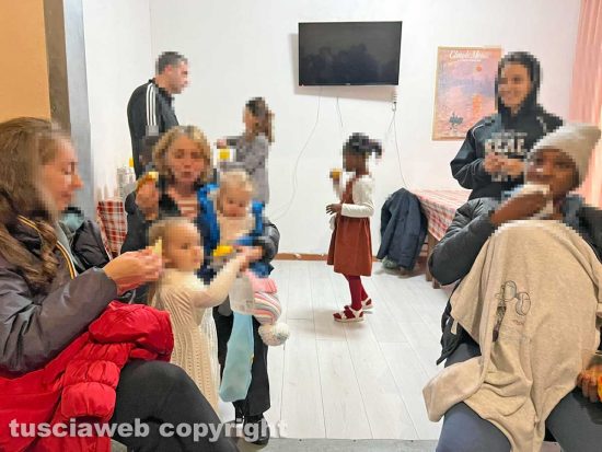 Viterbo - Prefettura - La consegna dei doni ai bambini dei centri di accoglienza